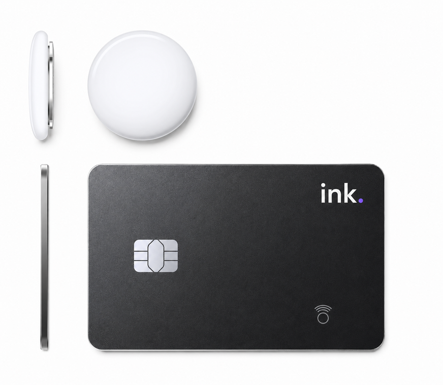 Con un grosor apenas superior al de una tarjeta convencional, la Tracking Card Ink incorpora tecnología de rastreo sin agregar volumen.