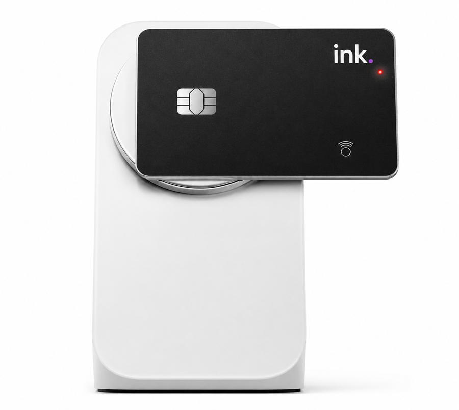 La Tracking Card Ink se recarga de forma inalámbrica con cualquier cargador Qi o MagSafe.